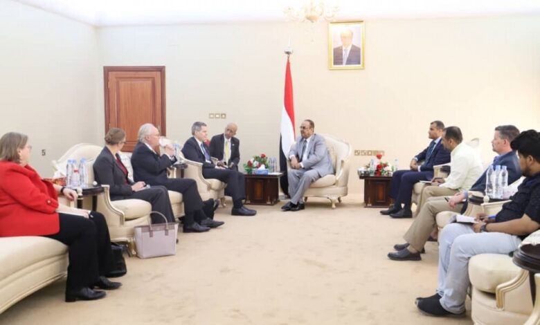 نائب رئيس الوزراء وزير الداخلية يلتقي السفير الأمريكي لدى اليمن