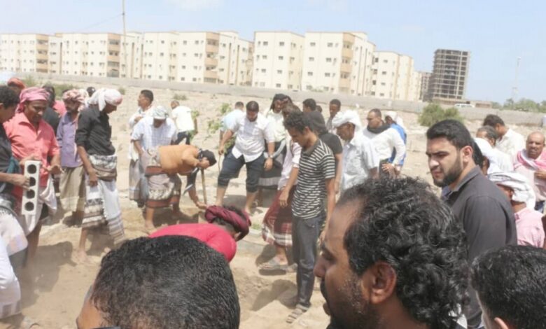 المئات يشيعون جثمان شهيد الوطن اللواء عبدالقادر العمودي إلى مثواة الأخير بمقبرة أبوحربة