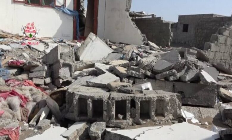إصابة 5 نساء وطفل في قصف حوثي بالتحيتا