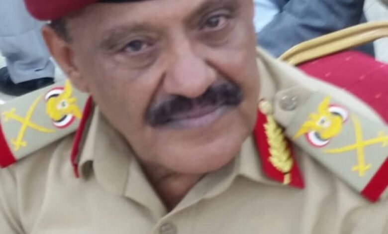 قائد المنطقة العسكرية الرابعة اللواء فضل حسن يعزي وزير الدفاع بوفاة والدة