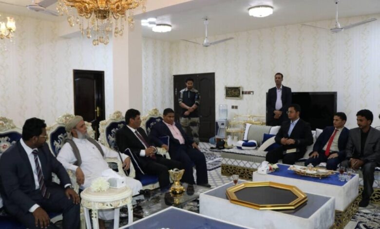 محافظ المهرة باكريت يستقبل وفد حكومة شباب وأطفال اليمن