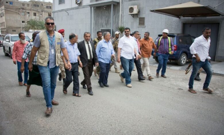 محافظ عدن يتفقد عدد من مشاريع صندوق صيانة الطرق بالمحافظة