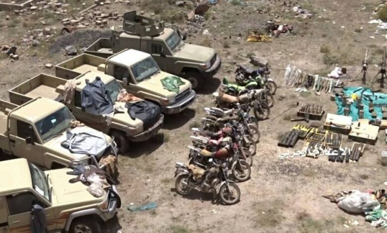 الحوثيون يعرضون اسلحة ومعدات عسكرية تم اغتنامها بمعارك الضالع