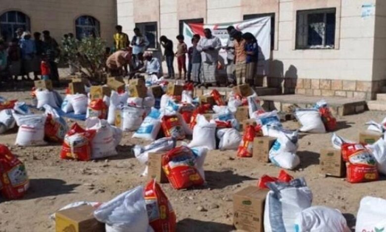 هيئة الهلال الأحمر الإماراتي توزع المساعدات الإنسانية على أهالي حيس