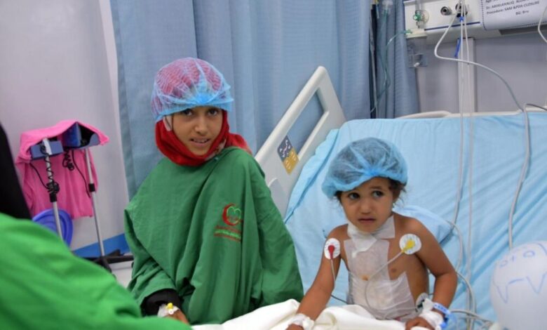 شقيقتان تغادران المركز الطبي بعد علاجهما في حملة مركز الملك سلمان للإغاثة الطبية التطوعية الثانية في اليمن