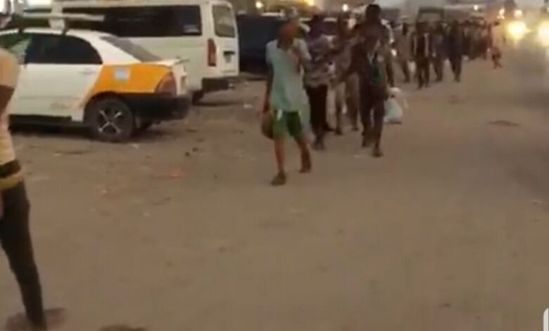 اول فيديو لهروب المئات من المهاجرين الافارقة في عدن