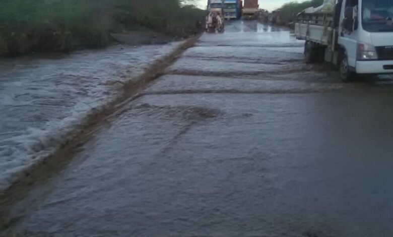 فتح طريق زنجبار شقرة بعد إغلاقها بسبب السيول في وادي حسان