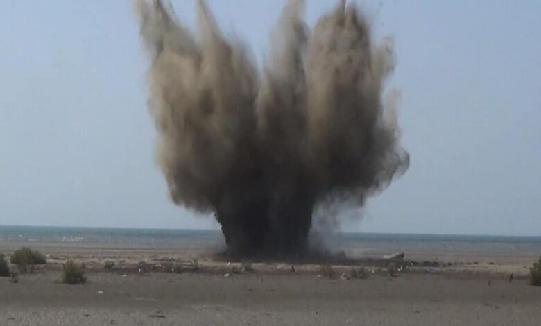 تفجير ألغام بحرية زرعها الحوثيون بالساحل الغربي