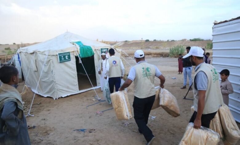 مركز الملك سلمان للإغاثة يواصل لليوم 20 توزيع السلال الغذائية ووجبات الإفطار الجاهزة في محافظتي حضرموت الصحراء ولحج