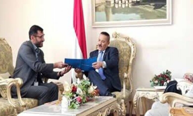 شاهد الصورة الأكثر إثارة للسخرية .. وزير خارجية صنعاء  يتسلم أوراق إعتماد مسؤول أممي رفيع المستوى