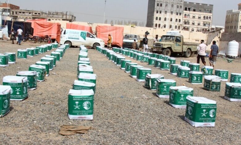 مركز الملك سلمان يقدم 120 غذائية لنازحي الحديدة بدار سعد