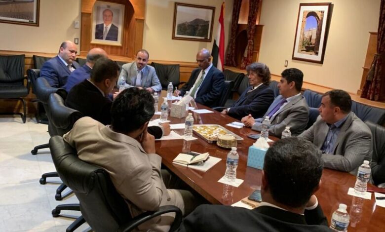 وزير الإعلام يلتقي أعضاء السفارة اليمنية في واشنطن
