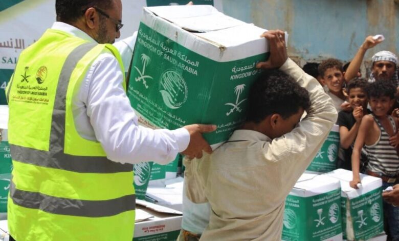 مركز الملك سلمان للإغاثة يوزع 895 سلة غذائية  في محافظة تعز