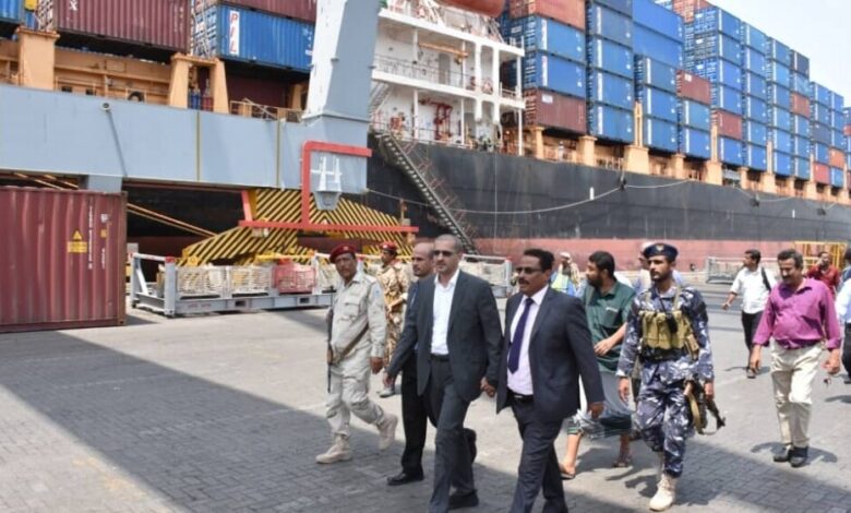 وزير النقل يطلع على سير العمل في محطة الحاويات بميناء عدن