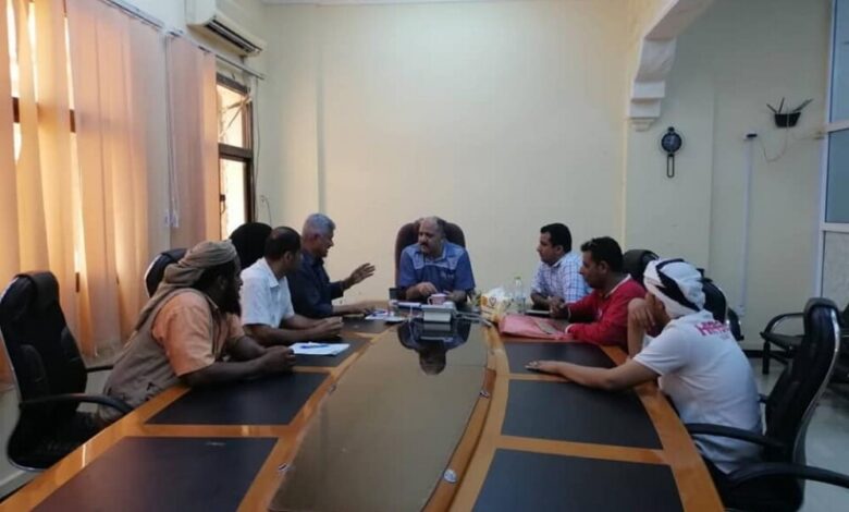 مدير كهرباء عدن يزور المنطقة الأولى و يلتقي بعدد من المواطنين
