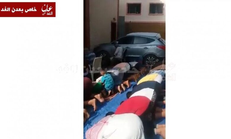 لاول مرة في تاريخ عدن .. مصلون يؤدون صلاة العصر خارج المسجد بعد اغلاقه (فيديو)