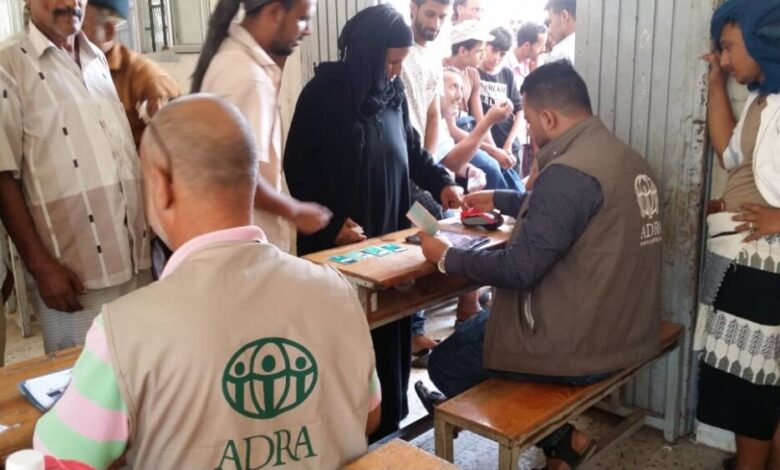 منظمة (ADRA) توزع قسائم المساعدات الغذائية بمديرية ردفان