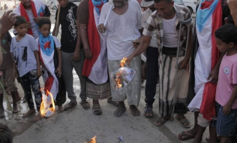 متظاهرون يحرقون صور قيادات الانتقالي بالمكلا (فيديو)