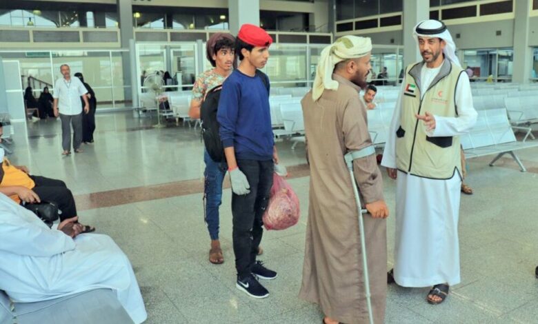 24 جريحا يمنيا يغادرون عدن لتلقي العلاج في الهند على نفقة الامارات