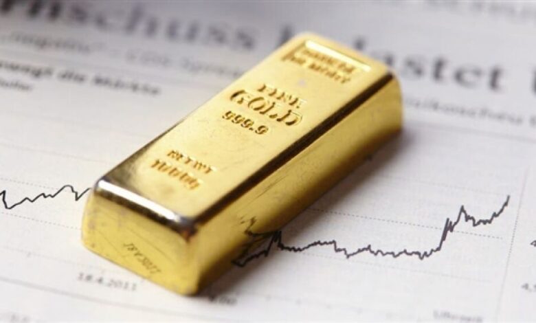 الذهب يهبط مع صعود الدولار قبيل شهادة باول