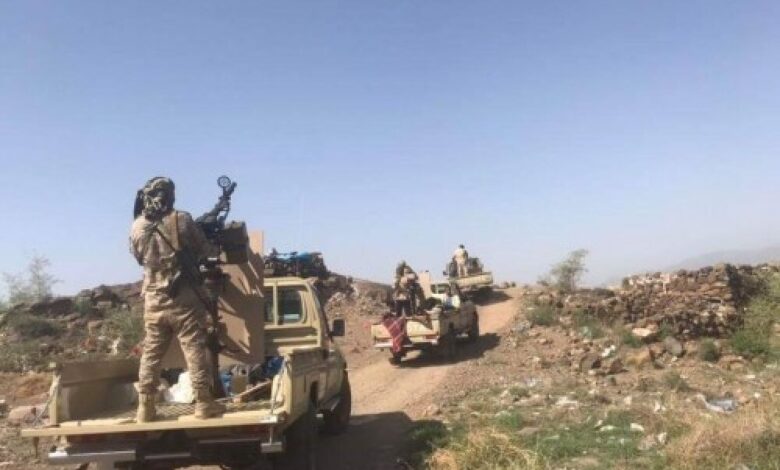 مصرع وإصابة 11 حوثياً في مواجهات مع القوات الجنوبية بجبهة الأزارق بتعز