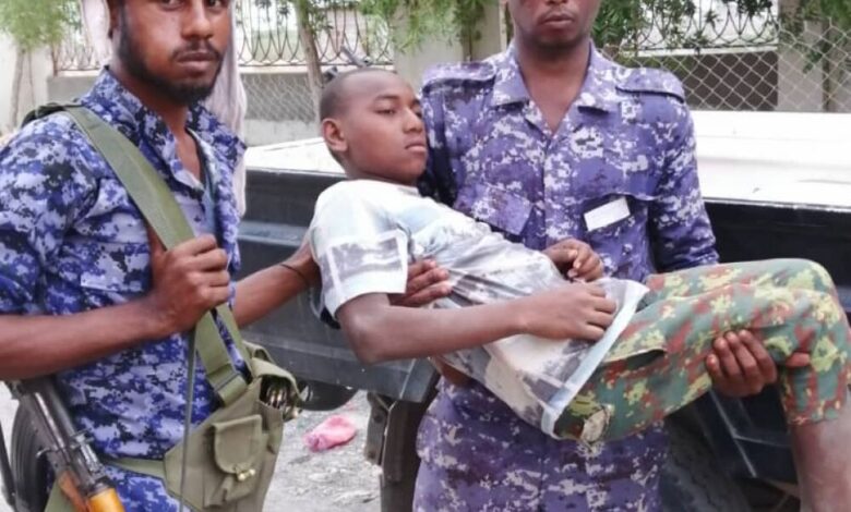 شرطة الدوريات وأمن الطرق فرع أبين تقوم بأسعاف طفل جراء أنفجار قذيفة من مخلفات الحرب