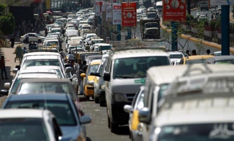 أزمة مشتقات نفطية تعود للواجهة: طوابير السيارات تتعدى الشارع ووصول سعر البترول لاكثر من 7000 ريال(تقرير)