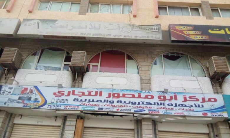 حريق يشب في مستودع تابع لمحلات ابو منصور التجارية بالشيخ عثمان