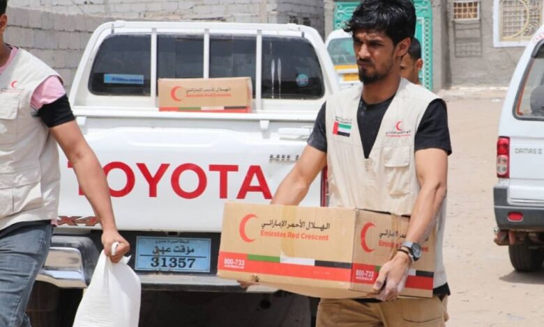هلال الإمارات يواصل توزيع المساعدات والمياه في عدد من أحياء ومناطق عدن