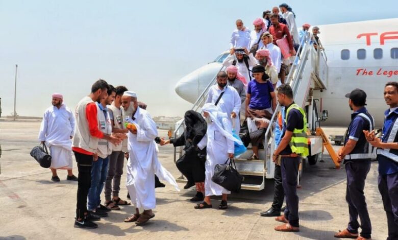 الهلال الأحمر الإماراتي يستقبل الحجاج العائدين إلى عدن