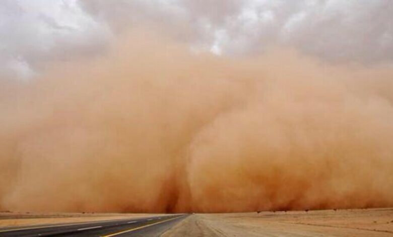 موجة غبار شديدة تجتاح مدينة عدن