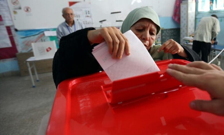 الناخبون بتونس يتوافدون على مراكز الاقتراع لاختيار رئيس جديد