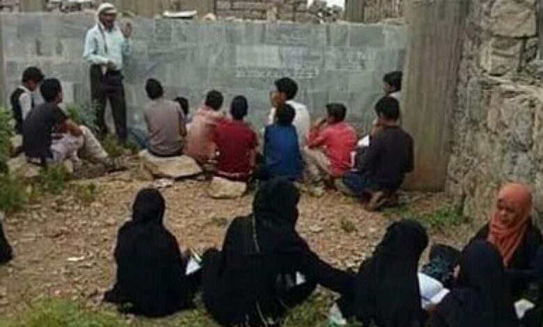 مدرسة في محافظة تعز يدرس طلابها من سبيعينات القرن الماضي و إلى اليوم في العراء