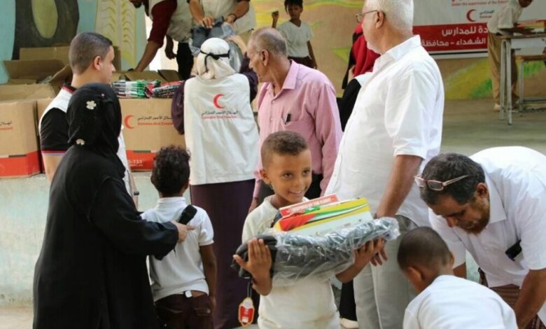 الهلال الأحمر الإماراتي ومكتب التربية يدشنان حملة العودة إلى المدرسة بعدن