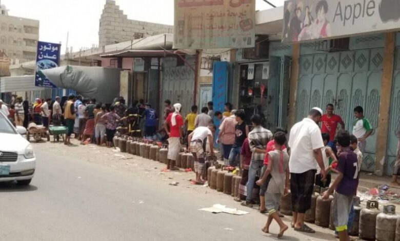 وكلاء معتمدون يشكون إيقاف مخصص محافظة عدن للغاز المنزلي .