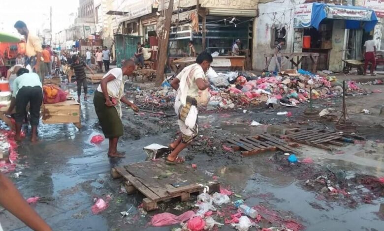 انتشار للقمامة ومستنقعات الصرف الصحي..المدنية تلفظ أنفاسها الاخيرة في عدن! 