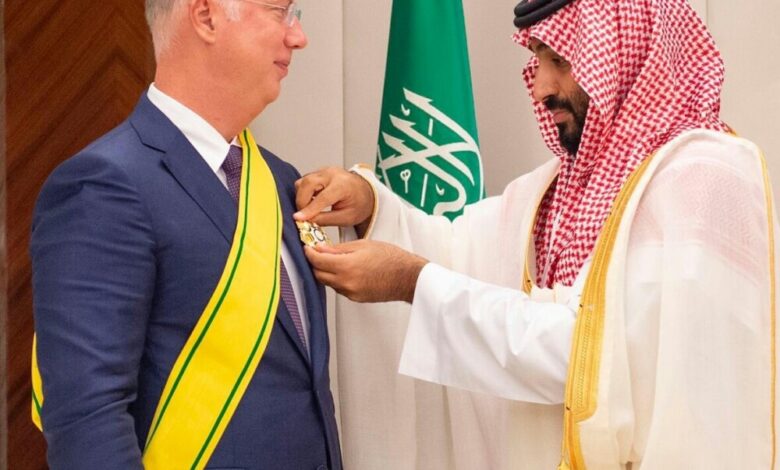 "سمو ولي العهد" يقلد الرئيس التنفيذي لصندوق الاستثمار الروسي وشاح الملك عبدالعزيز من الطبقة الثانية
