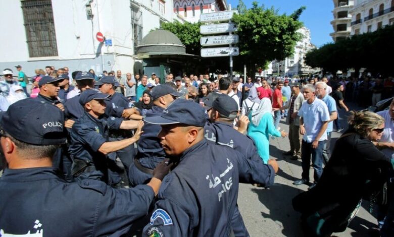 إضراب الموقوفين متواصل بالجزائر.. ومحاميهم يوضح