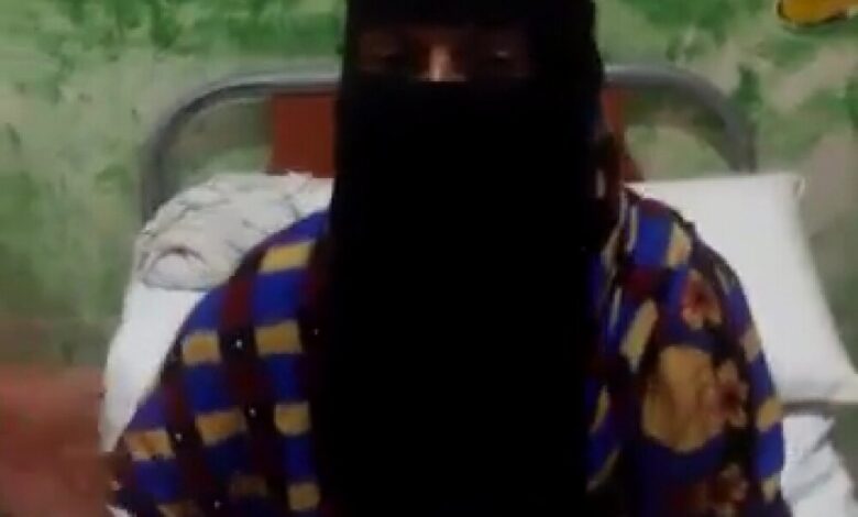 تسجيل مرئي لمرأة من عدن تقول ان قوة امنية اقتحمت منزلها واطلقت النار عليها وعلى ابنتها