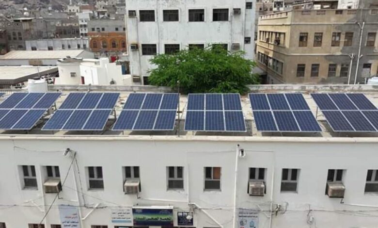 مكتب اليونبس يستكمل تركيب منظومة الطاقة الشمسية بمركز الميدان بمديرية صيرة