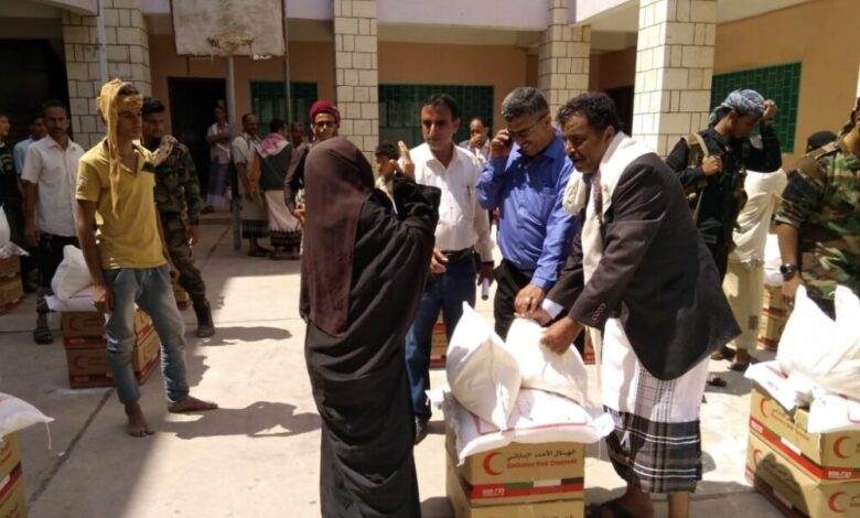 وكيل محافظة الضالع العفيف يدشن توزيع السلال الغذائية للاسر الاشد فقرا في قعطبة