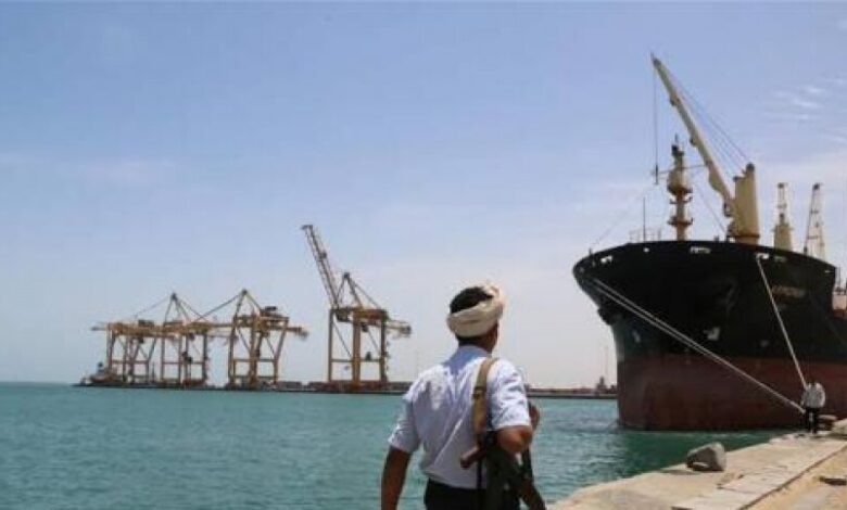 الحكومة توافق على إدخال 10 سفن محملة بالوقود إلى ميناء الحديدة