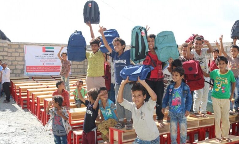 الهلال الأحمر الإماراتي يقدّم كراسي مدرسية لثلاث مدارس في يافع