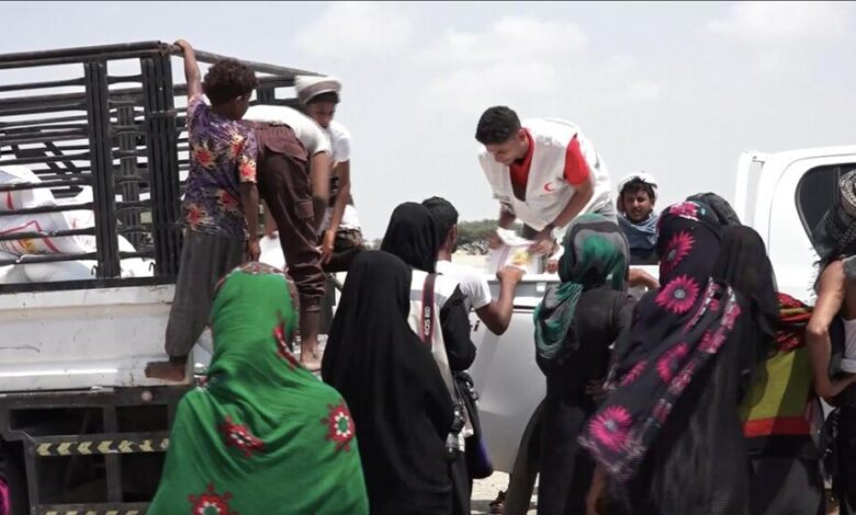 الهلال الأحمر الإماراتي يقدم مساعدات غذائية لسكان ريف عدن