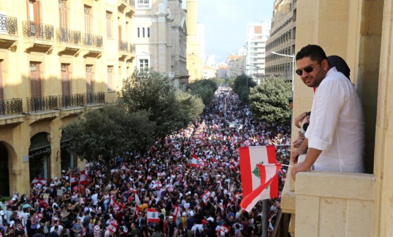تظاهر عشرات الألوف في شوارع لبنان لليوم الثالث