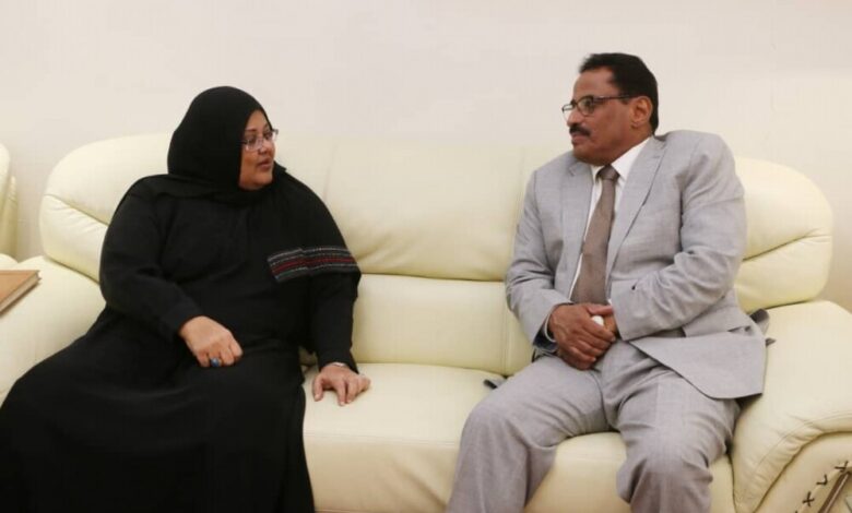 وزير النقل يطلع على جهود الخطوط الجوية اليمنية بسيئون
