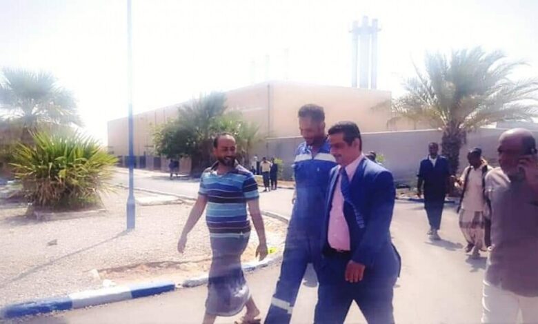 وزير الكهرباء يجري جولة تفقدية لمواقع كهرباء ساحل حضرموت