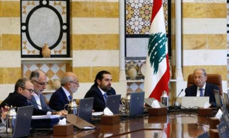 لبنان يتجه إلى خفض رواتب الوزراء وسط احتجاجات تعم البلاد