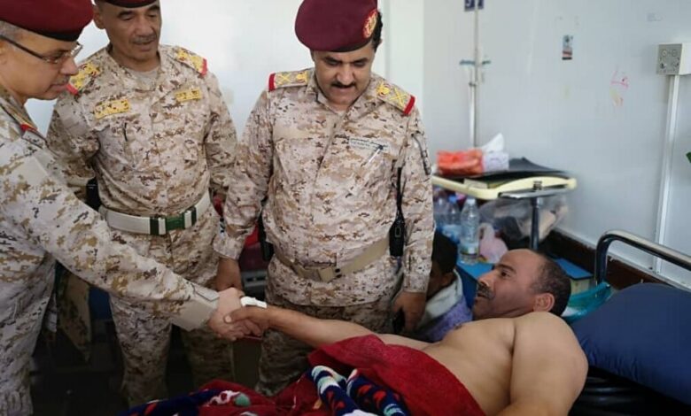 رئيس أركان العمليات المشتركة يتفقد جرحى الجيش في هيئة مستشفى مأرب