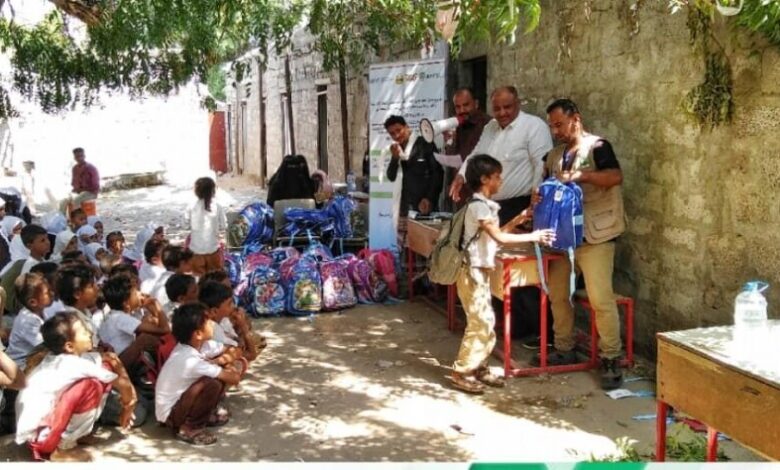 مؤسسة شباب أبين تسلم مواقع لبناء فصول  و توزع  حقائب في مدرسة ساكن طبيق